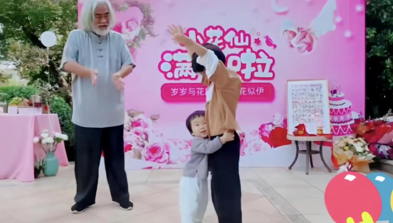 69岁张纪中展臂力 抱儿女跳舞好欢快 被娇妻赞体力比年轻人好