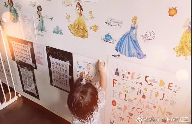 何超盈晒女儿近照 一岁学乘法口诀毫无压力 遗传了辛奇隆的高智商