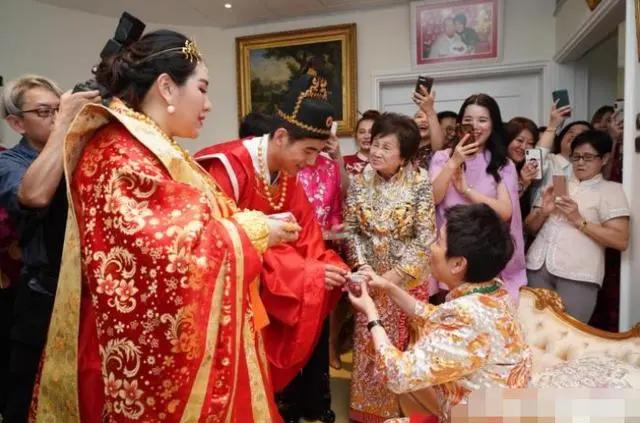 何超盈晒女儿近照 一岁学乘法口诀毫无压力 遗传了辛奇隆的高智商