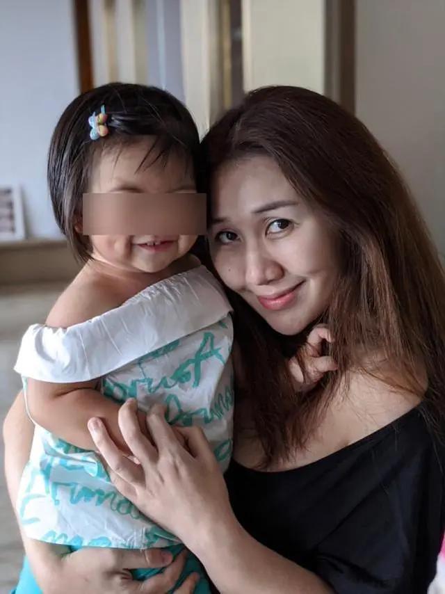 何超盈晒女儿近照 一岁学乘法口诀毫无压力 遗传了辛奇隆的高智商