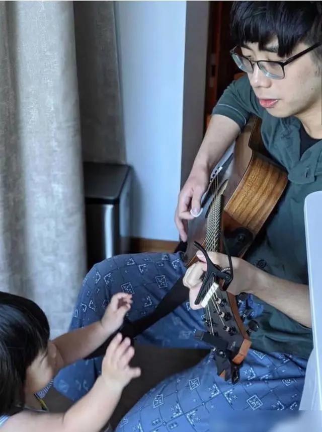 何超盈晒女儿近照 一岁学乘法口诀毫无压力 遗传了辛奇隆的高智商