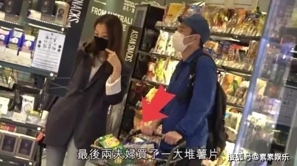 许志安陪郑秀文购物 爱犬离世后夫妻共度难关 越来越恩爱了