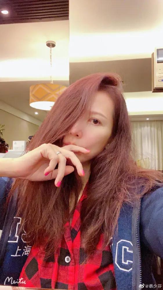 蔡少芬深夜晒蜜汁自拍角度 47岁素颜状态好 素圈戒指实力抢镜