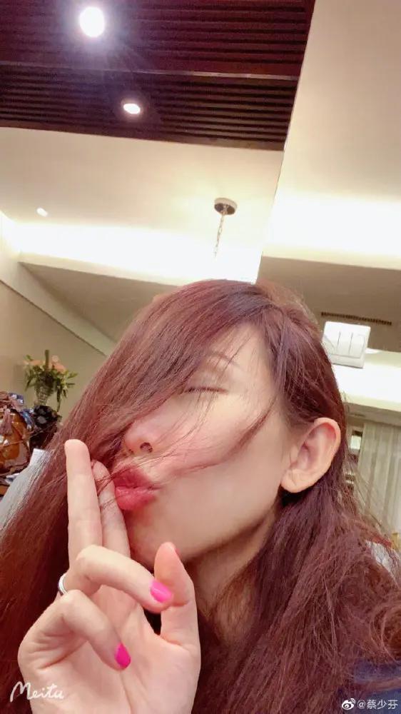蔡少芬深夜晒蜜汁自拍角度 47岁素颜状态好 素圈戒指实力抢镜