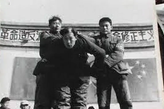 文革中被打倒的北京市副市長吳晗挨批鬥的場景