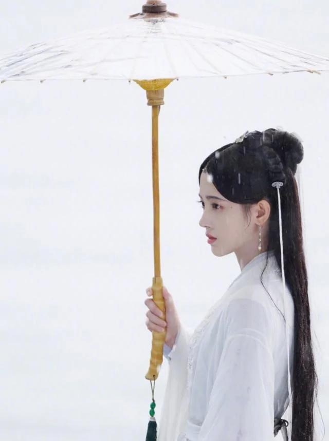超凶!保镖打飞拍照者手机 鞠婧祎全程捂脸无视