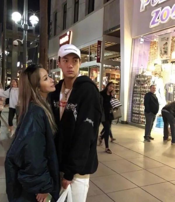 萧亚轩凌晨直播 神情憔悴状态成谜