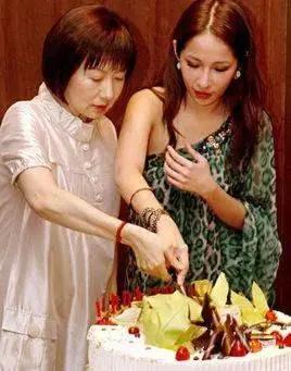 萧亚轩凌晨直播 神情憔悴状态成谜