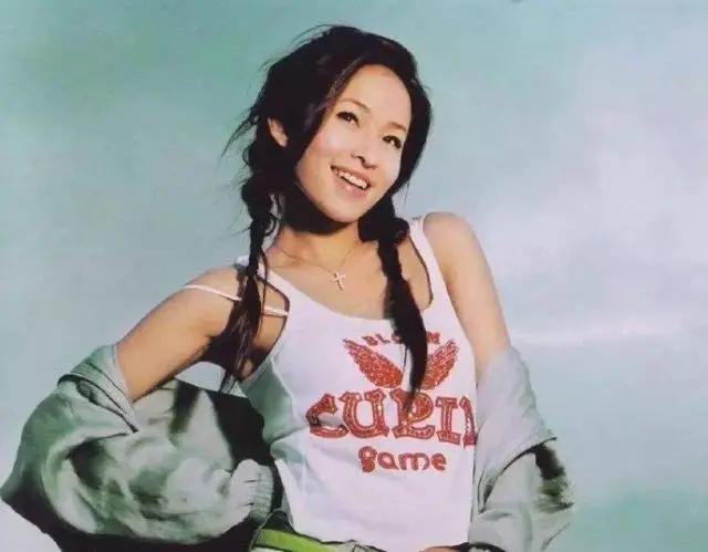 萧亚轩凌晨直播 神情憔悴状态成谜