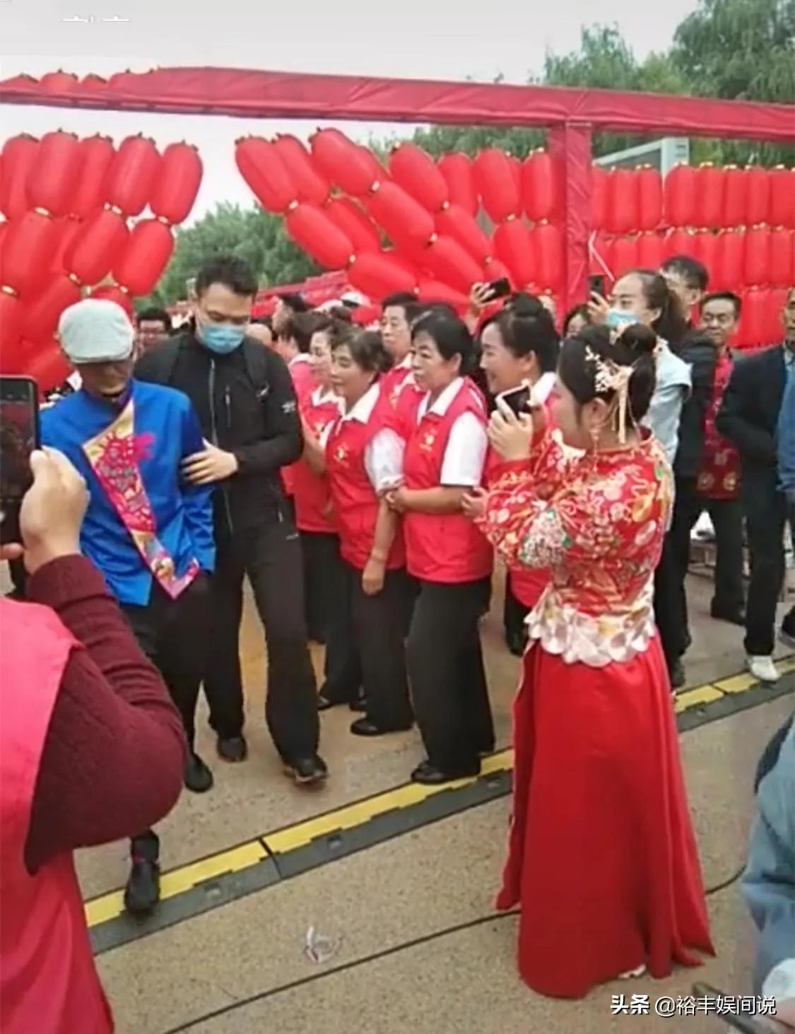 阿宝罕有现身活动现场 胡子扎小辫十分抢眼 脸色发黑病态十足