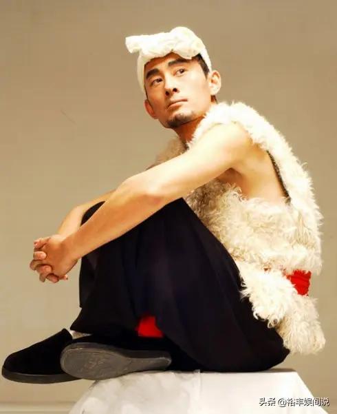阿宝罕有现身活动现场 胡子扎小辫十分抢眼 脸色发黑病态十足