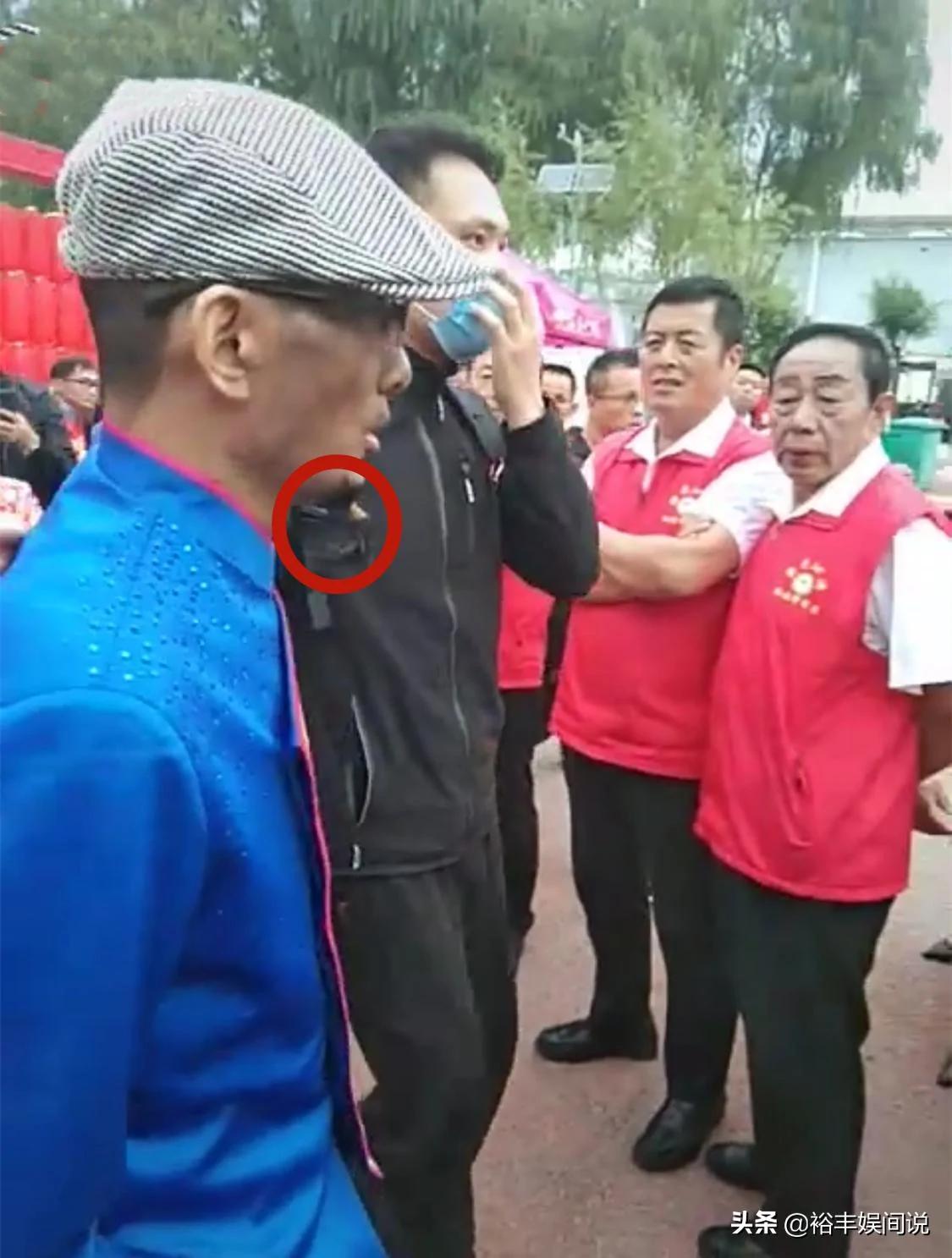 阿宝罕有现身活动现场 胡子扎小辫十分抢眼 脸色发黑病态十足