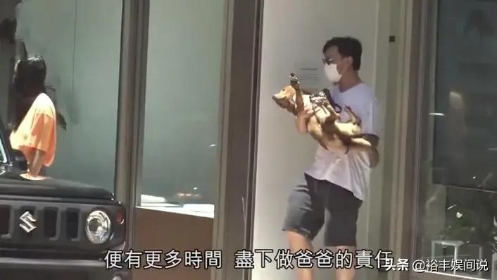 陈奕迅打扮新潮开二手车现身 粉色头巾好另类 过亿物业老婆持有