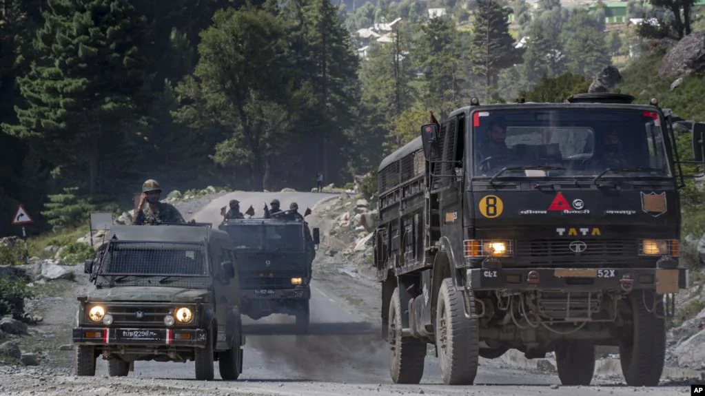 资料照：行驶在中印边界附近公路上的印度军车队。（2020年9月9日）
