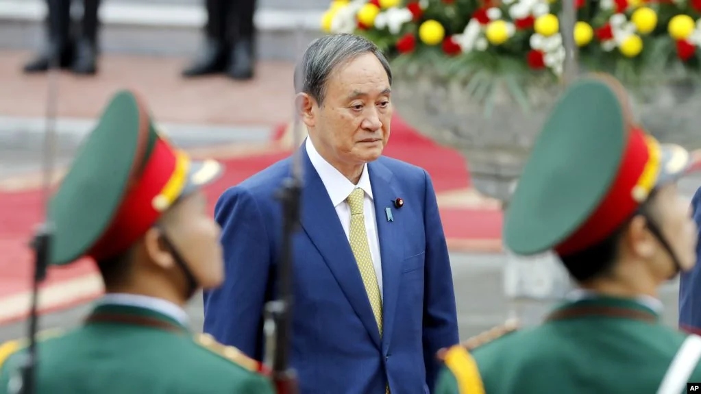 日本首相菅義偉在越南河內總統府檢閱儀仗隊。（2020年10月19日）