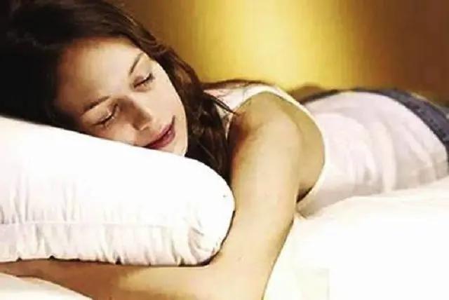 睡覺時 人為什麼會出現踩空的錯覺？專家給出答案 看完值得注意