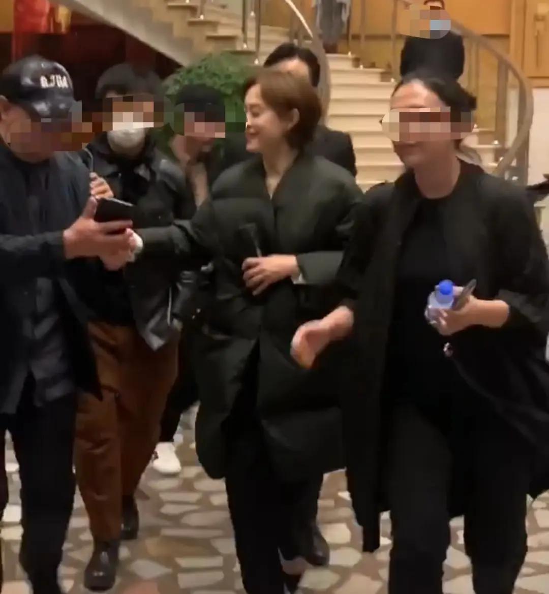 邓超太护妻!为老婆孙俪保驾护航像保镖 路人想合影却被拒引争议