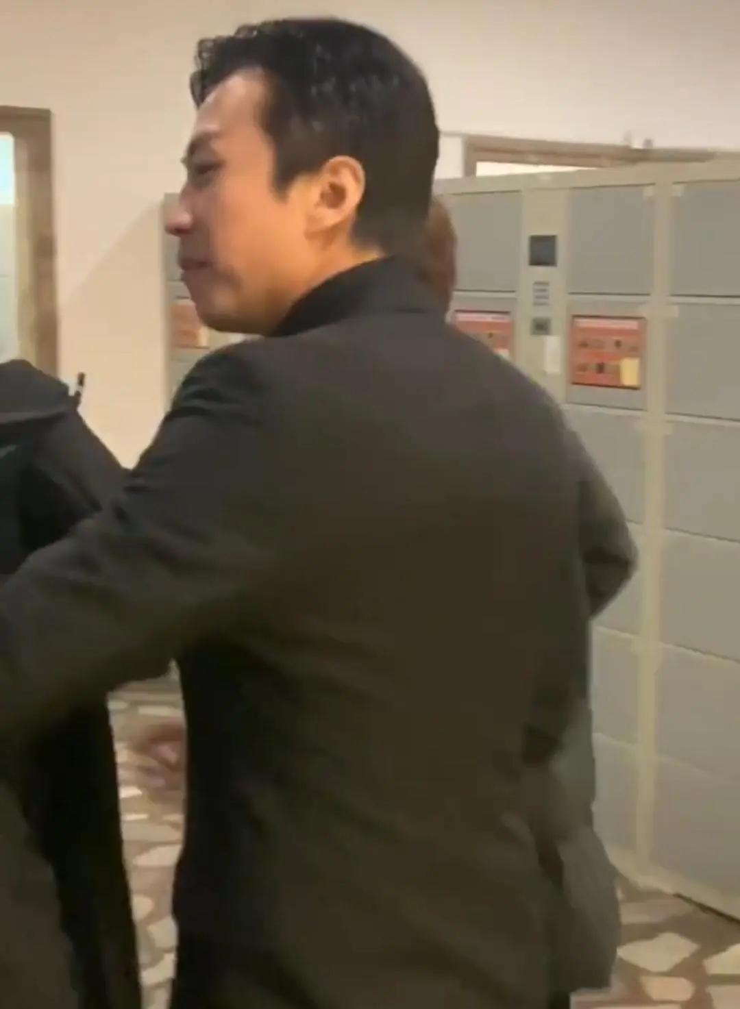 邓超太护妻!为老婆孙俪保驾护航像保镖 路人想合影却被拒引争议