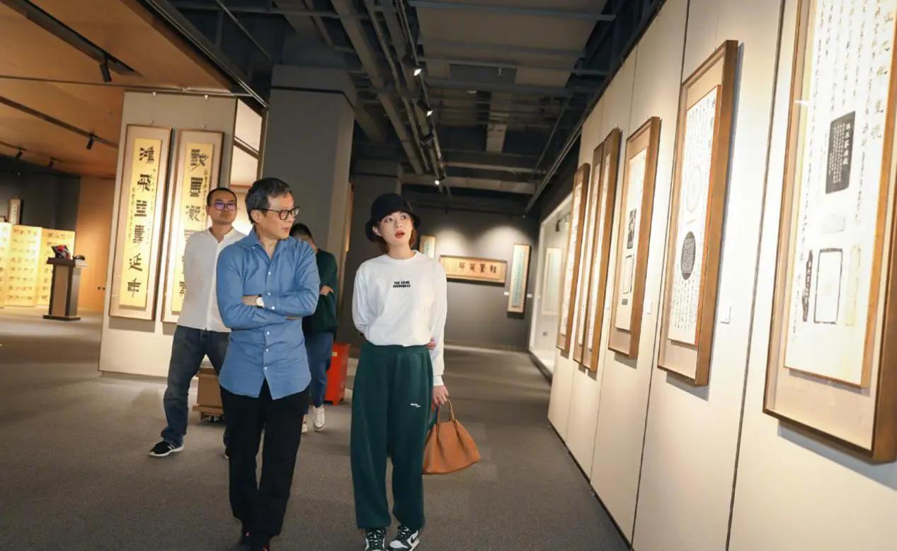 邓超太护妻!为老婆孙俪保驾护航像保镖 路人想合影却被拒引争议