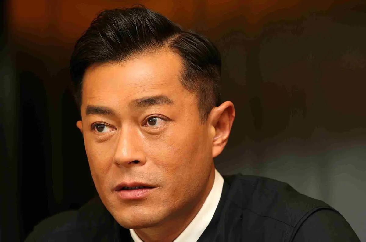 古天乐50岁生日 与员工庆生无老板架子 近照又晒黑但英气十足