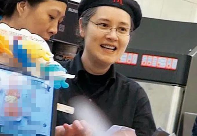 郑艳丽旧病复发再度入院 感谢老母亲照顾 48岁无儿无女仍单身