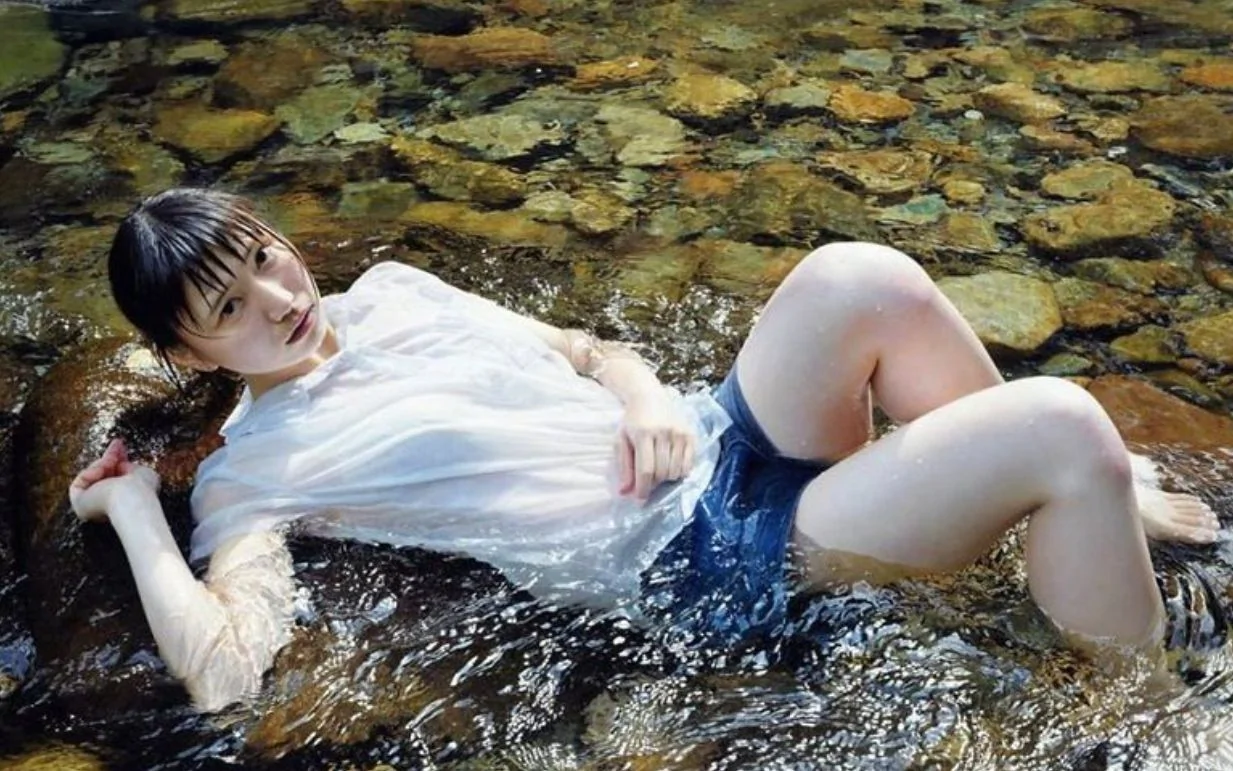 日本著名画家画了一幅水中少女，人们放大20倍后，彻底傻眼了！_哔哩哔哩(゜-゜)つロ干杯~-bilibili