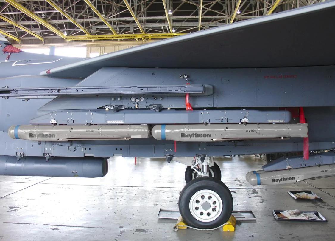 美軍炸彈裝備上的大新聞 F15裝備小型智能炸彈 可百公里外同時攻擊28個目標