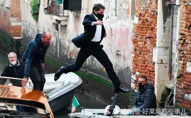 阿汤哥排练水上跳跃特技犹如小伙子 谁敢相信他已经58岁?