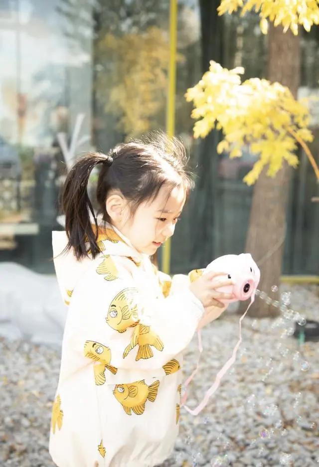 董璇晒女儿萌照 小酒窝穿扮时尚精致笑容温暖 镜头感十足