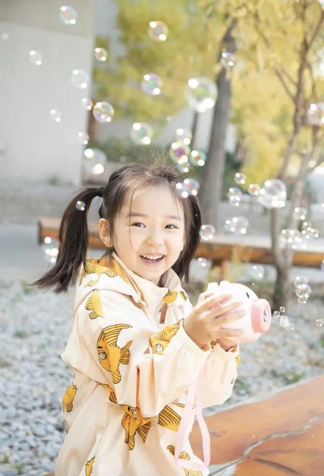 董璇晒女儿萌照 小酒窝穿扮时尚精致笑容温暖 镜头感十足