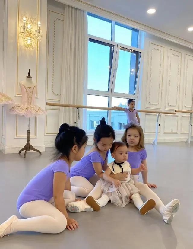 董璇晒女儿萌照 小酒窝穿扮时尚精致笑容温暖 镜头感十足
