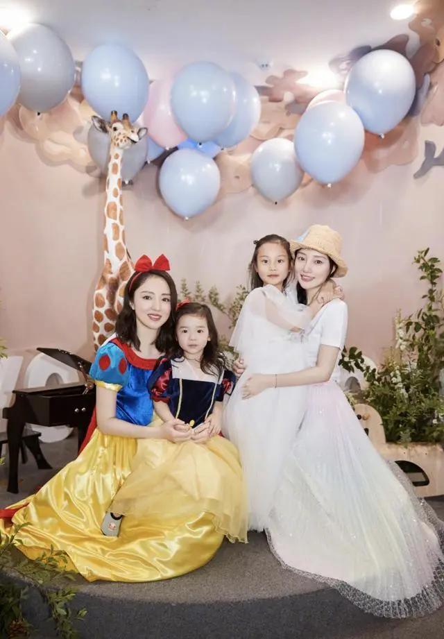 董璇晒女儿萌照 小酒窝穿扮时尚精致笑容温暖 镜头感十足