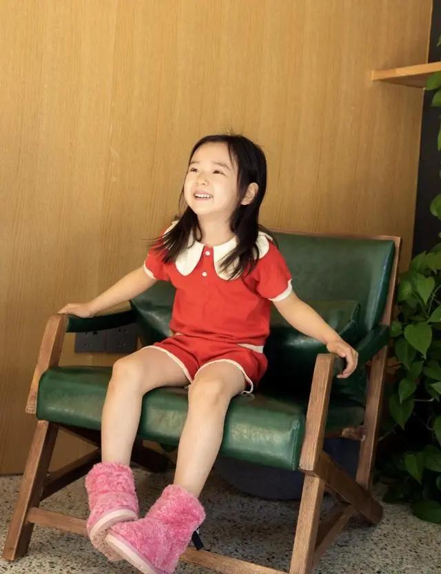 董璇晒女儿萌照 小酒窝穿扮时尚精致笑容温暖 镜头感十足