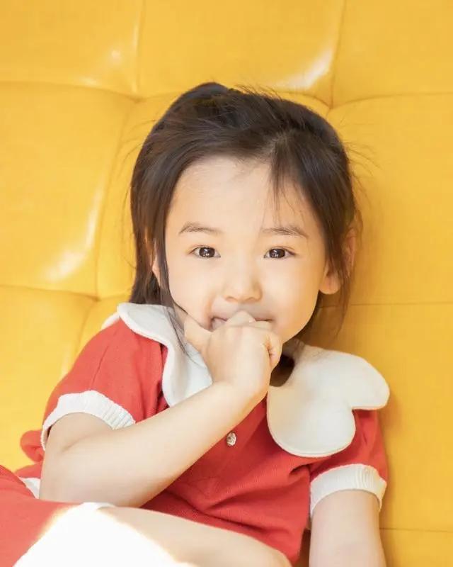 董璇晒女儿萌照 小酒窝穿扮时尚精致笑容温暖 镜头感十足