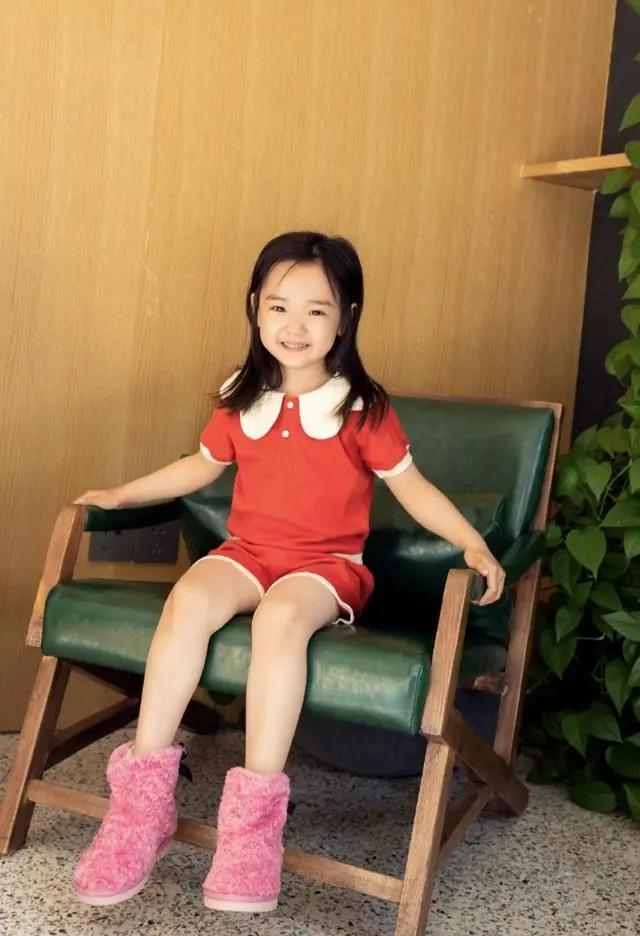 董璇晒女儿萌照 小酒窝穿扮时尚精致笑容温暖 镜头感十足