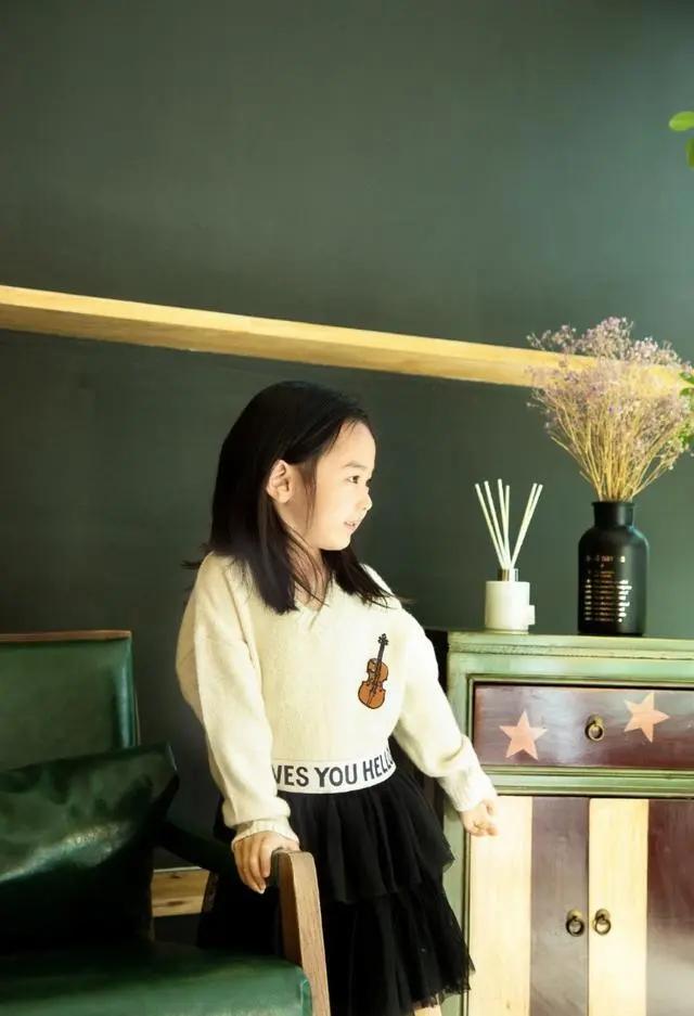 董璇晒女儿萌照 小酒窝穿扮时尚精致笑容温暖 镜头感十足