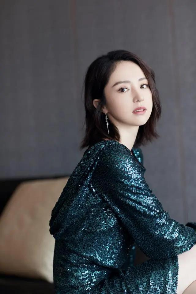 董璇晒女儿萌照 小酒窝穿扮时尚精致笑容温暖 镜头感十足