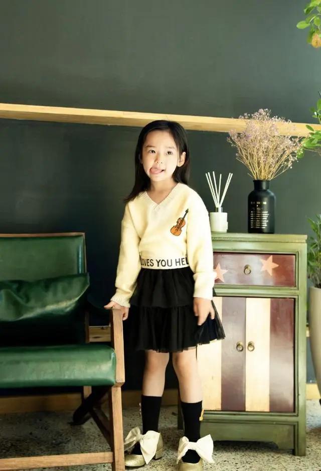董璇晒女儿萌照 小酒窝穿扮时尚精致笑容温暖 镜头感十足