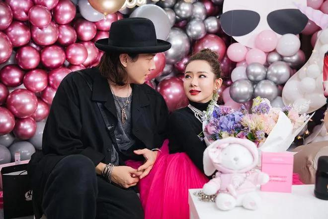 李承铉为戚薇庆生 夫妻俩甜蜜对视晒幸福