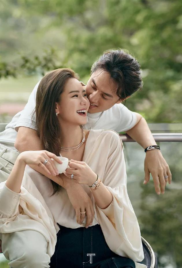 李承铉为戚薇庆生 夫妻俩甜蜜对视晒幸福