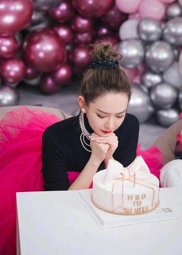 李承铉为戚薇庆生 夫妻俩甜蜜对视晒幸福