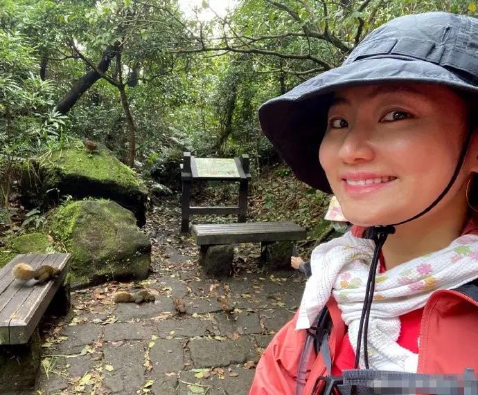 任家萱晒与妈妈合照提前庆生 大方露伤疤托腮甜笑 自信美好迷人