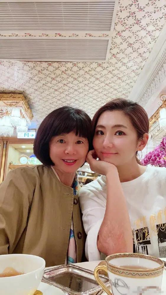任家萱晒与妈妈合照提前庆生 大方露伤疤托腮甜笑 自信美好迷人