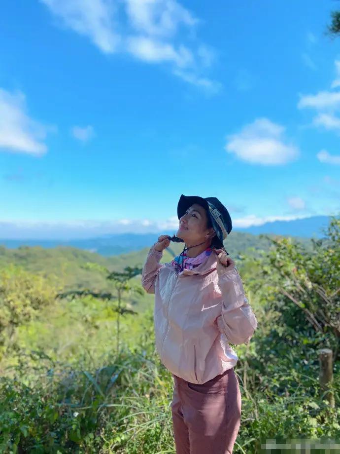 任家萱晒与妈妈合照提前庆生 大方露伤疤托腮甜笑 自信美好迷人