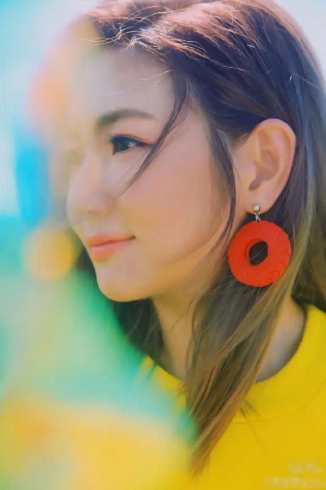 任家萱晒与妈妈合照提前庆生 大方露伤疤托腮甜笑 自信美好迷人
