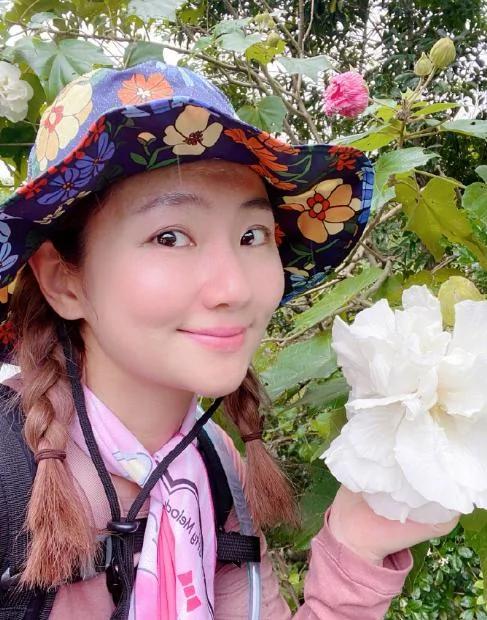 任家萱晒与妈妈合照提前庆生 大方露伤疤托腮甜笑 自信美好迷人