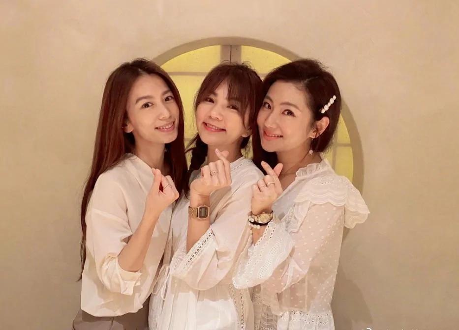任家萱晒与妈妈合照提前庆生 大方露伤疤托腮甜笑 自信美好迷人