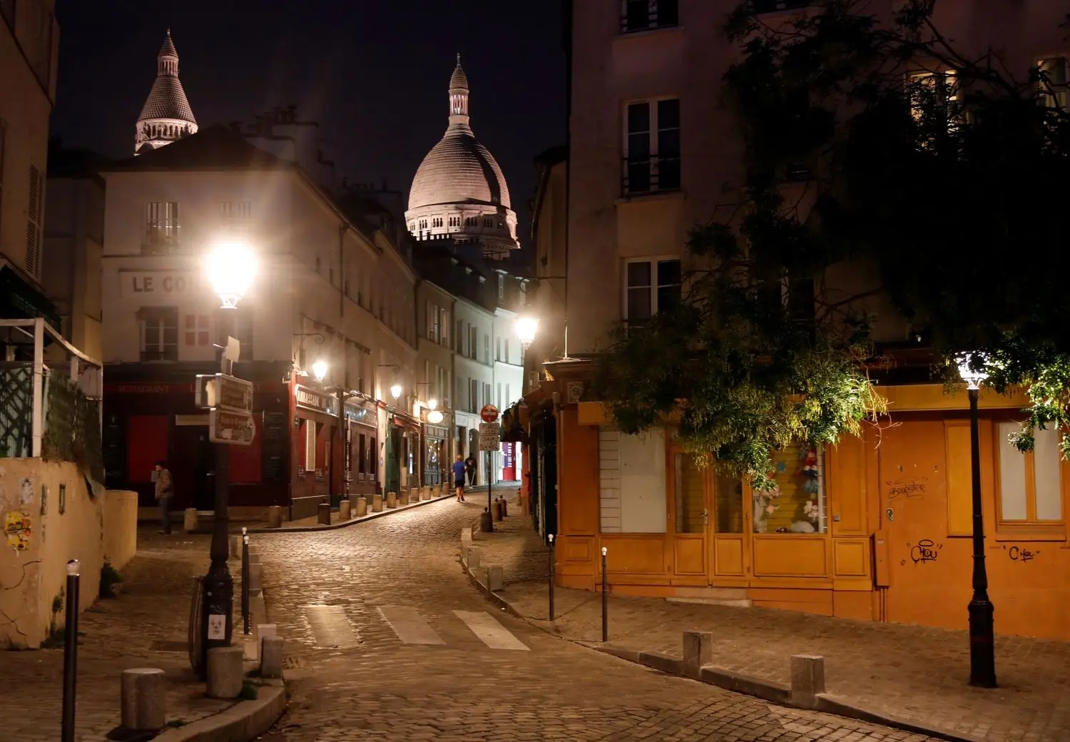 昔日遊客如織的蒙馬特（Montmartre）街道，變得異常冷清。   圖：達志影像／美聯社