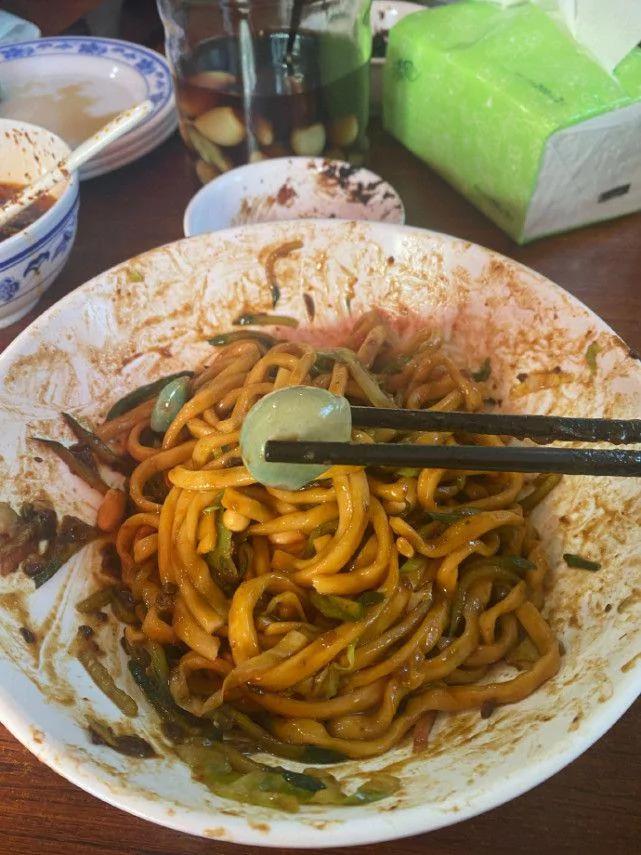 赌王千金何超莲打卡网红炸酱面店 飚地道北京话