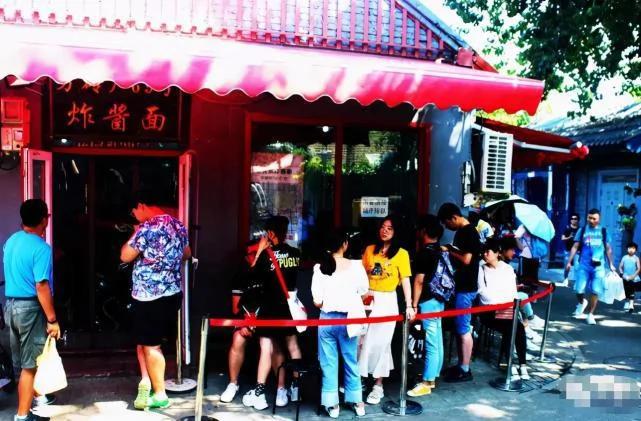 赌王千金何超莲打卡网红炸酱面店 飚地道北京话